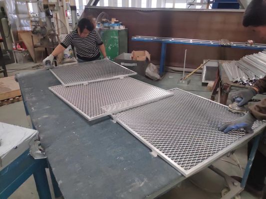 Powder Coated Color Diamond Wire Mesh Raised Galvanized Expanded Metal For Indoor Safety Fence